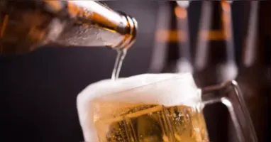 Cuidados com a saúde no Carnaval: evite excessos de álcool e energéticos, mantenha-se hidratado e siga seu tratamento médico para proteger rins e coração.