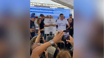 O governador Helder Barbalho e o ministro Renan Filho durante o ato de descerramento da placa inaugural na BR-422.