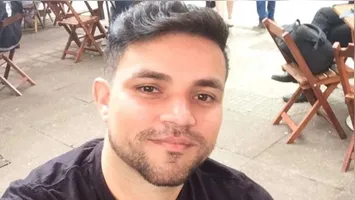 Arlen estava com amigos em uma lancha quando o grupo foi surpreendido por ventos fortes e chuva intensa.