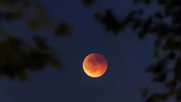 O evento, que promete um verdadeiro “apagão” visual no satélite natural, coincidirá com a Lua Cheia do mês.