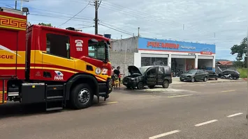 Um veículo de passeio foi consumido pelas chamas na manhã desta quarta-feira (28)