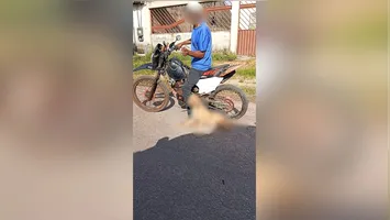 A situação foi interrompida graças à ação de dois homens que passavam pelo local em um veículo.
