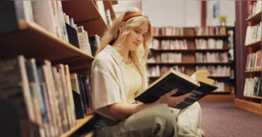 Livros mais vendidos de 2025 revelam tendências de leitura no Brasil, com destaque para espiritualidade, autocuidado e criatividade.