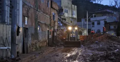 Equipes do Corpo de Bombeiros Militar de Minas Gerais atuam em área atingida por deslizamento na Zona da Mata Mineira.