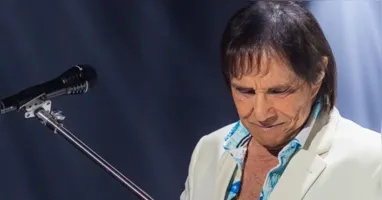 Roberto Carlos sofreu um acidente de carro. Equipe se pronunciou sobre o estado de saúde do cantor.