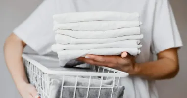 Químico Vlad ensina truque viral no TikTok para deixar roupas brancas usando permanganato de potássio e água oxigenada, sem desgaste dos tecidos.