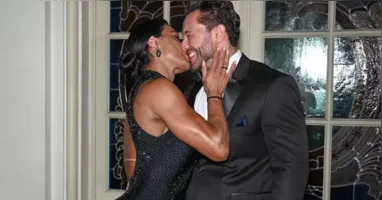 Gracyanne Barbosa e Gabriel Cardoso trocam beijos durante evento no Theatro Municipal de São Paulo.
