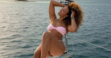 Sheron Menezzes curte passeio de barco em San Blas Islands, no Panamá, com look fresh e lagosta recém-pescada nas mãos.