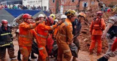 Equipes de resgate atuam em área atingida por deslizamento em Juiz de Fora, onde a maioria das vítimas do temporal foi registrada