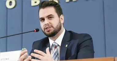 A Polícia Federal prendeu, nesta sexta-feira (2), Filipe Martins, ex-assessor do ex-presidente Jair Bolsonaro (PL).