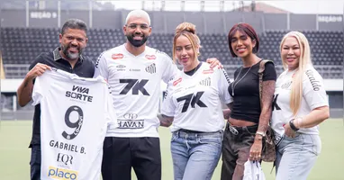 Gabigol com a família na Vila Belmiro