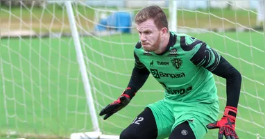 Jean Drosny volta a ficar à disposição, mas titularidade é dúvida.