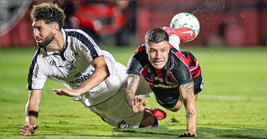Léo Andrade (branco) em disputa com Renato Kayzer em Vitória 2 x 0 Remo no primeiro turno