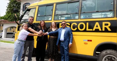 O veículo foi entregue à prefeita Consuelo Castro pela vice-governadora Hana Ghassan, com a presença do secretário de Estado de Educação, Ricardo Sefer.