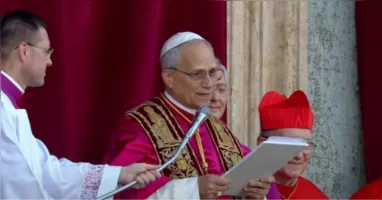 Ao final da oração, o pontífice lembrou que o dia 1º de janeiro é celebrado, desde 1968, como o Dia Mundial da Paz.