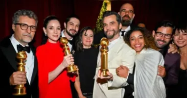 A artista circulou pelo local sem maquiagem, usando adesivos para espinhas no rosto e chinelos.