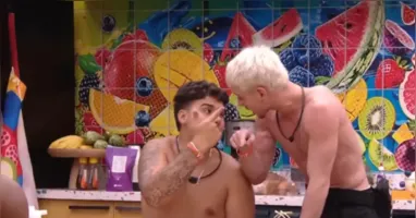 Segundo o relato de Juliano, Pedro derramou um frasco de própolis sobre roupas que estavam no quarto