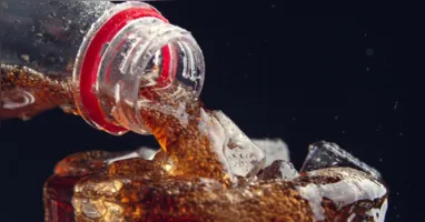 O réu, Franklin Lo Kim-ngai, de 63 anos, admitiu ter misturado urina em garrafas de Coca-Cola Plus e 7-Up