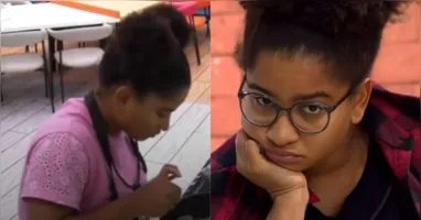 Durante o preparo da refeição, Tia Milena utilizou uma colher para retirar partículas visíveis na água do arroz.