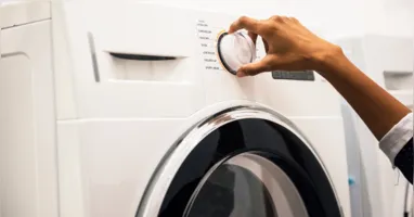 Sempre que possível, o uso de sacos protetores, água fria, sabão neutro e o ciclo delicado contribuem para preservar os materiais e evitar danos