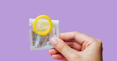 A iniciativa busca incentivar o uso do preservativo como estratégia de saúde pública e reforçar a importância da educação sexual.