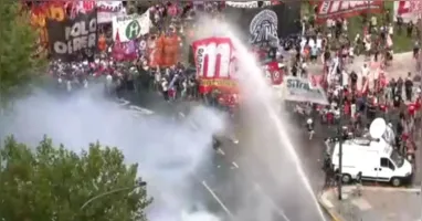A sessão ocorreu enquanto manifestantes se concentravam nas imediações do Congresso, em Buenos Aires