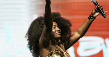 De acordo com a nota oficial, a cantora está em coma, entubada e recebendo assistência da equipe médica especializada.