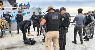 A droga apreendida estava escondida dentro de um compressor na área destinada a encomendas.