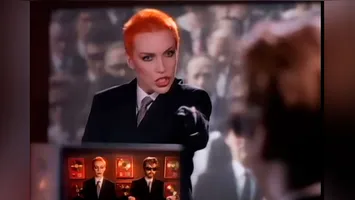 Annie Lennox no icônico videoclipe de 1983: estética andrógina e cabelo laranja ajudaram a redefinir a imagem feminina na mídia.