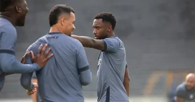 Lateral foi barrado pelo treinador