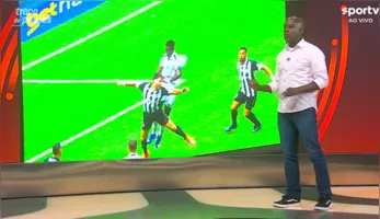 PC Oliveira discorda da marcação de toque disputa de bola na área do Atlético Mineiro.