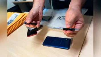 A caneta-canivete encontrada na casa da suspeita. Polícia suspeita que esta seja a arma do crime