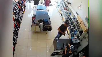 O suspeito entrou no estabelecimento se passando por cliente e iniciou uma simulação de compra.