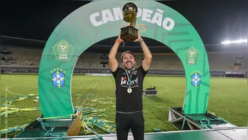 Luizinho Lopes foi campeão da Copa Verde com o Paysandu na temporada de 2025.