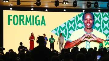 A Fifa lançou a Copa do Mundo Feminina de 2027 no Brasil, unindo futebol, arte e cultura, mas gerou críticas sobre o foco na seleção masculina.