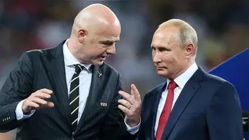 Gianni Infantino sugere retorno da Rússia ao futebol internacional, gerando controvérsia