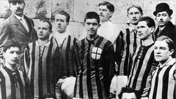 Giuseppe Gama Malcher, de chapéu e bigode, à direita, como dirigente nerazzurro na primeira foto oficial da equipe