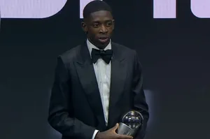 Ousmane Dembélé é o melhor jogador do mundo em 2025 da Fifa. O atleta do Paris Saint-Germain foi eleito como o melhor da temporada nesta terça-feira (15), durante o prêmio The Best 2025, realizado em Doha, no Catar. O atacante já havia vencido a Bola de Ouro, da France Football.