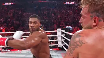Anthony Joshua venceu Jake Paul por nocaute técnico no sexto assalto.