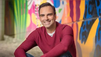 Sob o comando de Tadeu Schimdt (foto), o elenco diversificado mistura celebridades, ex-participantes e pessoas comuns selecionadas por votação popular.
