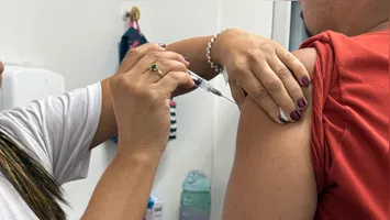 A vacina é considerada segura e fundamental para reduzir casos graves da doença