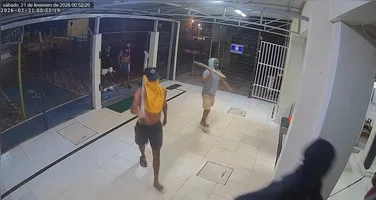 Um grupo de indígenas invadiu, na madrugada de sábado (21), os escritórios da multinacional agrícola Cargill no porto de Santarém (PA).