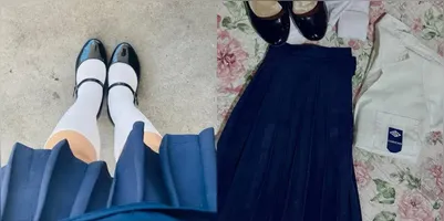 O tradicional uniforme feminino de saia azul-marinho, modelo que marcou gerações na instituição