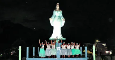 Pais de santo se reúnem nesta segunda-feira (2) em frente à estátua de 12 metros de Iemanjá no Terreiro de Rei Sebastião e Toyá Jarina, em Belém, para celebrar o Dia da Rainha do Mar.