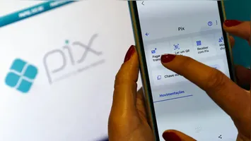 A Receita Federal desmente boatos sobre monitoramento do Pix e esclarece que não há tributação sobre transações, alertando sobre golpes e desinformação.