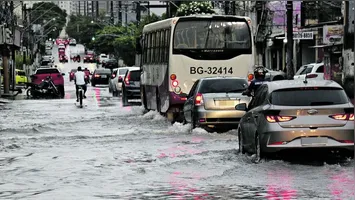 Belém enfrenta chuvas intensas e maré alta de 3,55m, aumentando o risco de alagamentos.