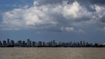 Descubra como o clima instável e as chuvas marcam o fim de dezembro na Amazônia, com previsões e cuidados essenciais para a população.