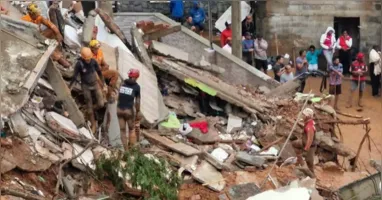 Equipes do Corpo de Bombeiros intensificam as buscas por desaparecidos após temporal que deixou 36 mortos em Juiz de Fora e cidades da Zona da Mata Mineira.
