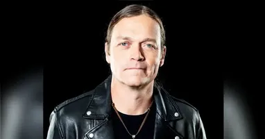 A canção "Here Without You" ficou mundialmente famosa na voz de Brad Arnold.