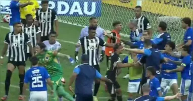 Confusão generalizada entre jogadores de Cruzeiro e Atlético terminou com 23 expulsões e estabeleceu novo recorde no futebol brasileiro